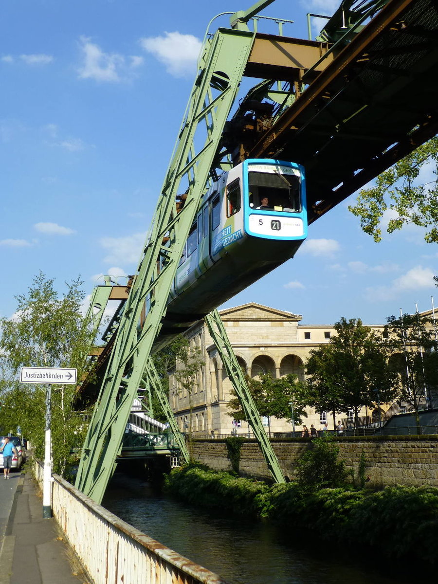 Wagen 5 hat gerade die Haltestelle Landgericht verlassen, und macht sich auf den weiteren Weg nach Westen. 