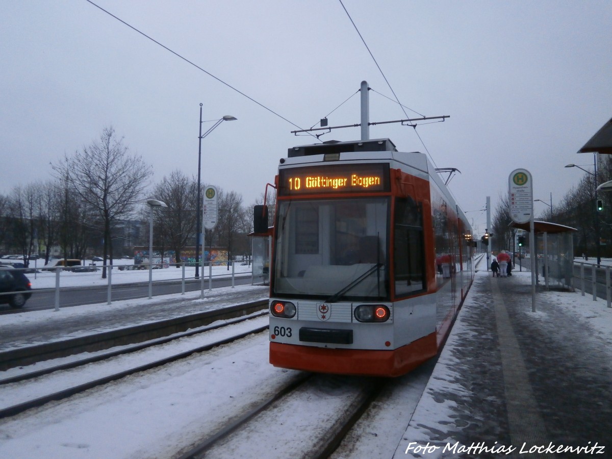 Wagen 603 der HAVAG als Linie 10 mit ziel G�ttinger Bogen an der Haltestelle Hyazinthenstra�e am 30.12.14