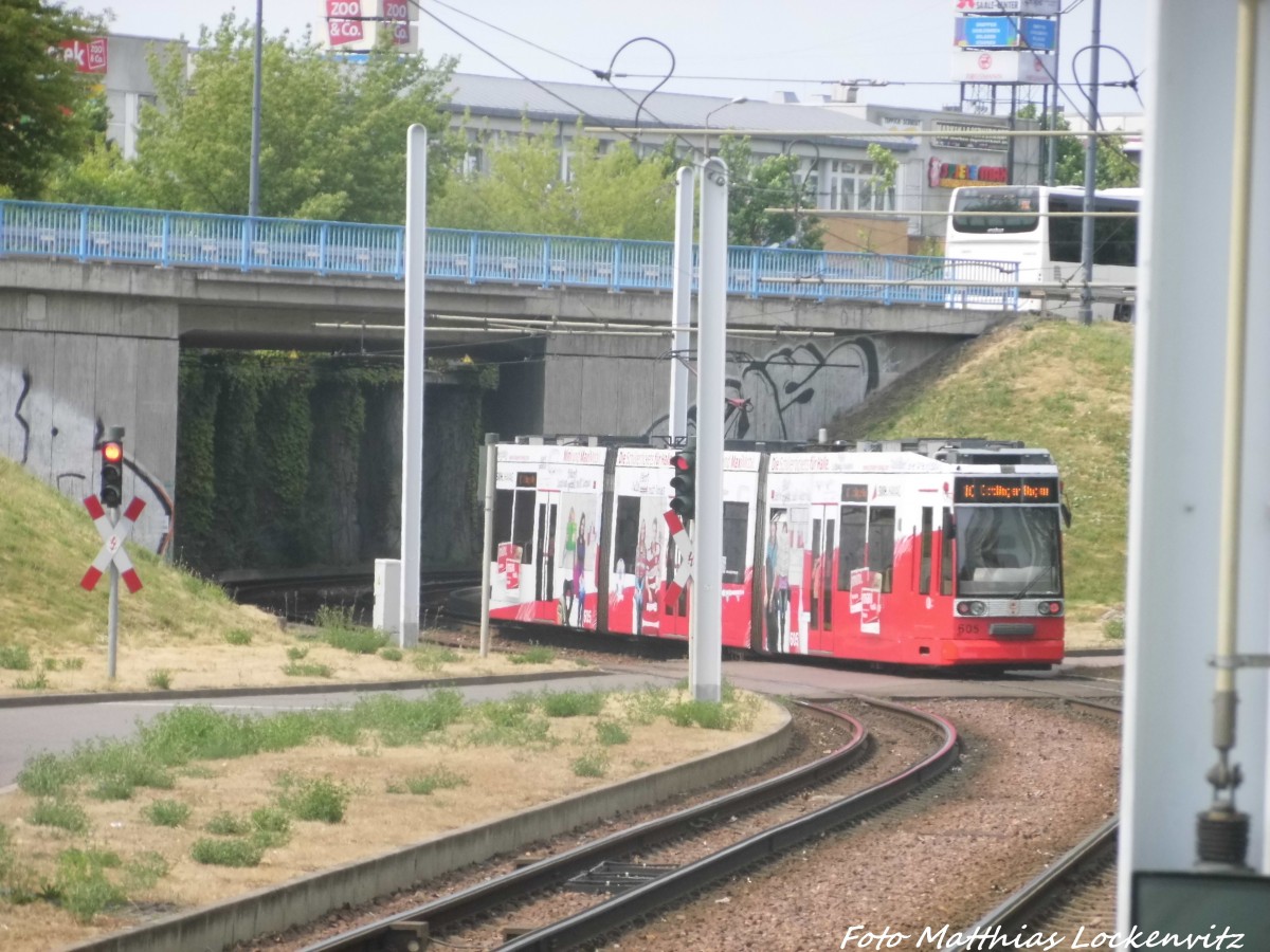 Wagen 605 der HAVAG zwischen den Haltestellen Rennbahnkreuz und Hyazinthenstra�e in Halle (Saale) am 11.6.15