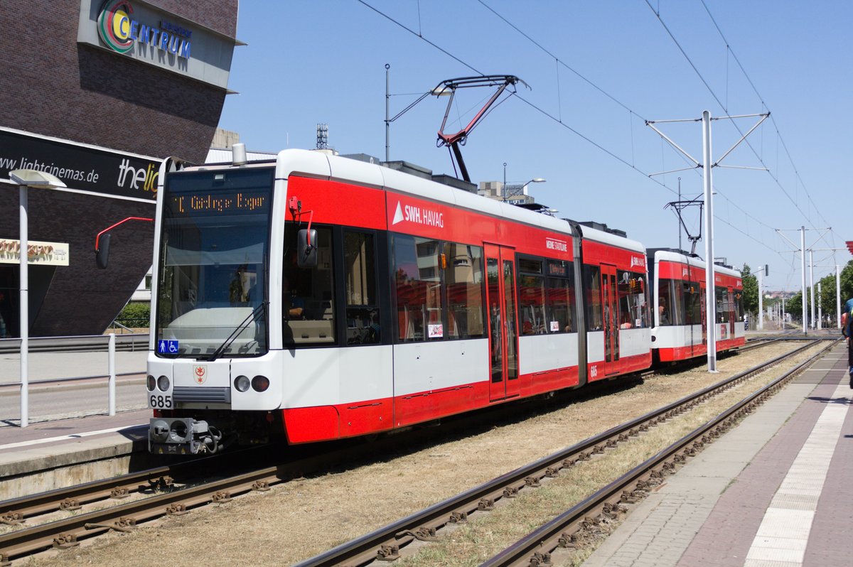 Wagen 685 der HAVAG als Linie 10 mit ziel Gttinger Bogen an der Haltestelle S-Bahnhof Neustadt am 29.6.19