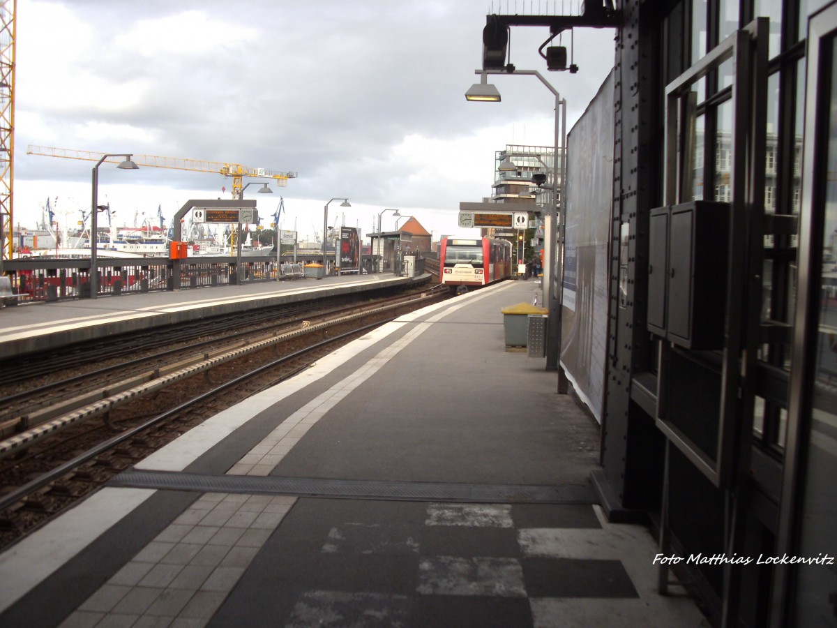 Wagen 810-3 a�s U3 bei der Ausfahrt aus der Station Baumwall in Hamburg am 1.9.13