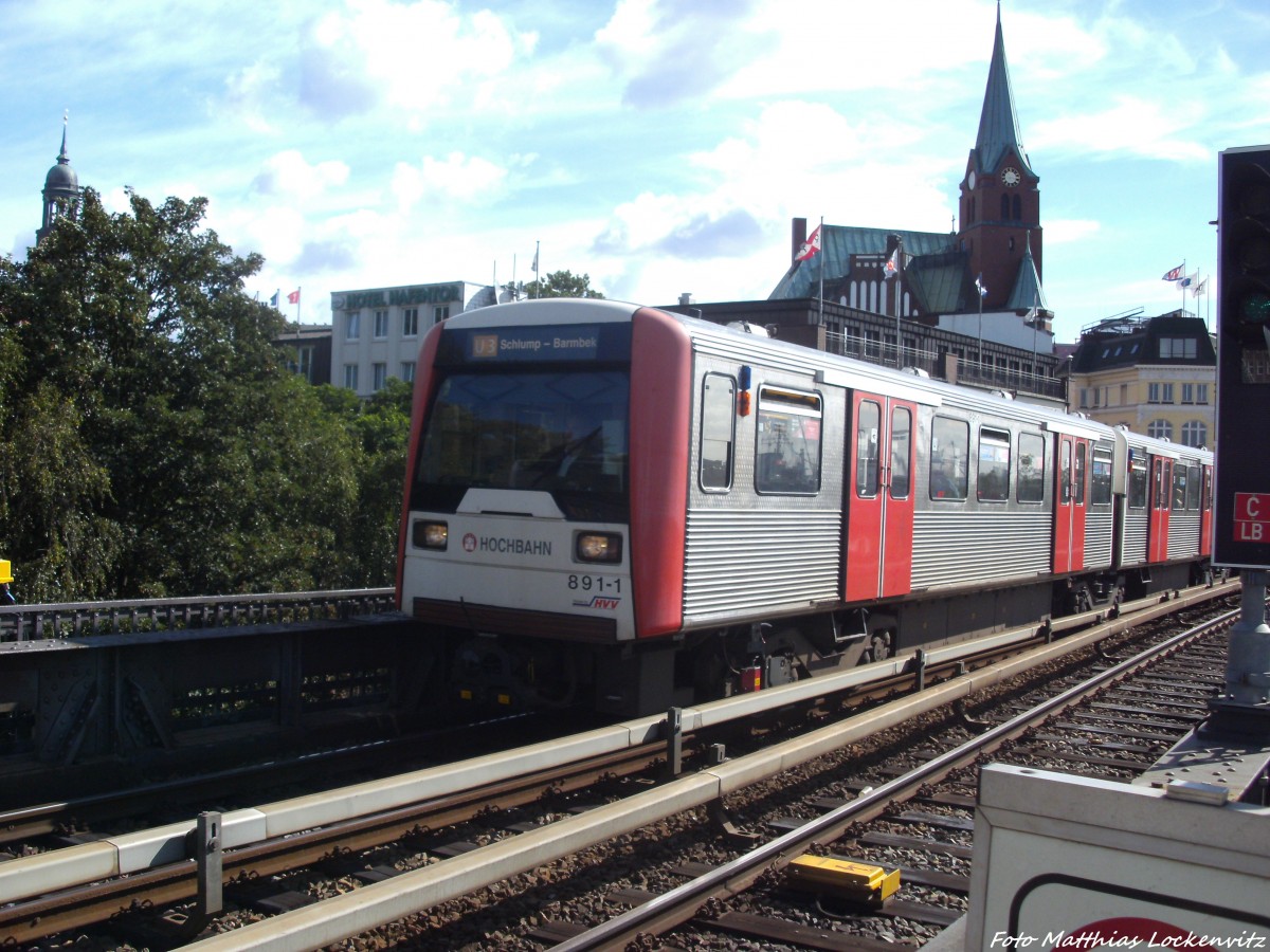 Wagen 891-1 als U3 mit ziel Schlump-Barmbek bei der Einfahrt in die Station Landungsbr�cke in Hamburg am 1.9.13