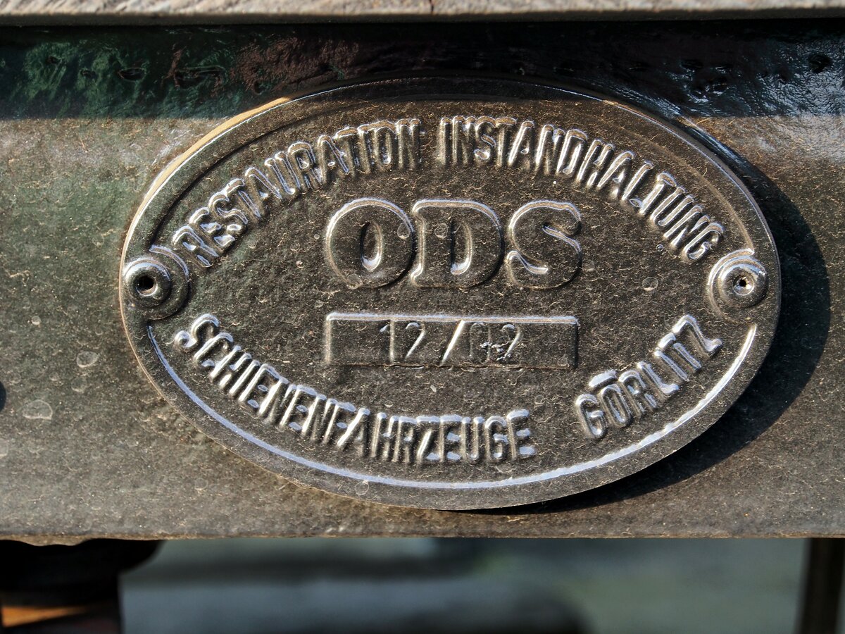 Wagenplakette an einem Personenwagen der Lößnitztalbahn in Radebeul am 12.04.2016.