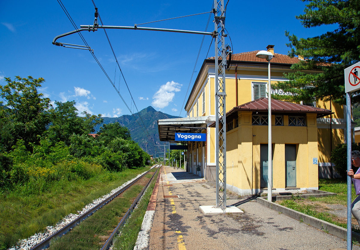 
Was fehlt ist ein Café wie am Bahnhof Domodossola. Hier könnte ich mir vorstellen das leerstehende Bahnhofgebäude mit neuen Leben zu erfüllen....

Der Bahnhof Vogogna (Stazione Ferroviaria di Vogogna Ossola) am 03.08.2019.

Der Bahnhof liegt an zwei Strecken, zum einen hier an der eingleisigen Bahnstrecke Domodossola-Novara  (RFI 14) und zum anderen an der zweigleisigen Bahnstrecke Domodossola–Mailand (RFI 23). Und somit drei Bahnsteige, dumm ist nur die Tatsache dass es zweimal ein Gleis 1 gibt. Will man nach Novara ist es logisch das man dieses wählt, aber wenn man nach Domodossola will, muss man schon sehr genau die Abfahrtstafel lesen. Denn dann muss man wissen woher der Zug kommt, ob aus Richtung Novara (dann ist man hier richtig), oder aus Richtung Mailand, denn dann muss man ca. 20 m weiter (nach rechts im Bild) ans  andere Gleis 1. Uns passierte es anders herum, wir warteten am Gleis 1 der Strecke Mailand-Domodossola und der haltende Zug kam aus Novara, so mussten wir spurten.

Ich kann nicht sagen warum, aber mir gefällt der Bahnhof einfach gut.
