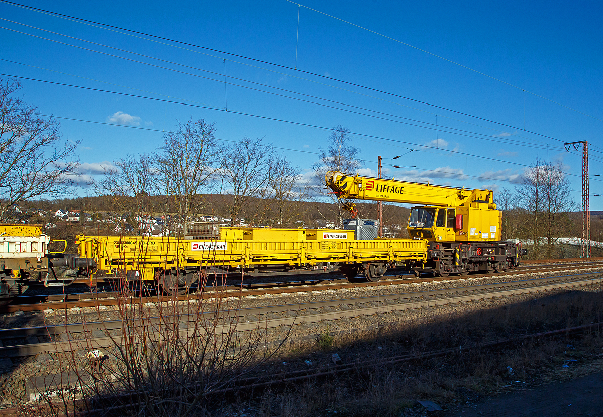 Was so alles Hinten dranhängt....
Am Zugende der GOTTWALD Gleisbauschienenkran GS 20.08 T der Eiffage Infra-Rail, Schweres Nebenfahrzeug Nr. 99 80 9419 035-7 D-ERD (ex 97 82 40 502 17-6, ex Heitkamp 60 80 092 3 559-9) am 27.02.2021 bei einer Zugdurchfahrt in Rudersdorf (Kr. Siegen) in Richtung Siegen. Davor der 2-achsiger Schutzwagen (Flachwagen mit klappbaren Seitenborden und Rungen), 23 80 3300 045-2 D-ERD, der Gattung Ks.

Der 20t -Eisenbahndrehkran vom Typ GOTTWALD GS 20.08 T wurde 1985 von Gottwald in Düsseldorf unter der Fabriknummer 146025  gebaut und an die Heitkamp Rail GmbH in Herne-Wanne geliefert. Im Jahr 2010 übernahm die Eiffage Rail den Bereich Schieneninfrastruktur der Heitkamp.

Der Gottwald 20 t GS 20.08 T (DB-Bauart 169) wird für den Aus- und Einbau von Gleisjochen und für die Montage von Ingenieurbauwerken eingesetzt. 

TECHNISCHE DATEN:
Spurweite: 1.435 mm
Anzahl der Achsen: 4 (in 2 Drehgestellen)
Drehzapfenabstand: 3.700 mm
Achsabstände im Drehgestell: 1.500 
Länger über Puffer: 8.000 mm (ohne Kranausleger)
Raddurchmesser: 920 mm (neu) 
Eigengewicht: 77.060  kg
Maximale Hublast: 20 t 
Kleinster befahrbarer Radius: 90 m
Motorleistung:  112 kW
max. Geschwindigkeit im Zugverband: 100 km/h
max. Geschwindigkeit im Eigenantrieb: 13 km/h
Max. Ausladung des Gegengewichts: 2.760 mm
Max. Hakenhöhe: 10.200 mm
Max. ausziehbare Länge Ausleger: 13.000 mm


DER SCHUTZWAGEN:
2-achsiger Flachwagen mit klappbaren Seitenborden und Rungen, der Eiffage Infra-Rail, 23 80 3300 045-2 D-ERD, der Gattung Ks, hier als Schutzwagen zum GOTTWALD Gleisbauschienenkran GS 20.08 T, am 27.02.2021 bei einer Zugdurchfahrt in Rudersdorf (Kr. Siegen) in Richtung Siegen. 

TECHNISCHE DATEN: 
Spurweite: 1.435 mm
Länge über Puffer:  13.860 mm
Achsabstand:  8.000 mm
Länge der Ladefläche:  12.600 mm 
Ladefläche: 34,6 m²
Höchstgeschwindigkeit:  beladen 100 km/h / leer 120 km/h
Eigengewicht:  13.000 kg
Maximale Ladegewicht:  27,0 t (ab Streckenklasse C)
Kleinster bef. Gleisbogenradius:  35 m
Bremse: KE-GP
Intern. Verwendungsfähigkeit: RIV
