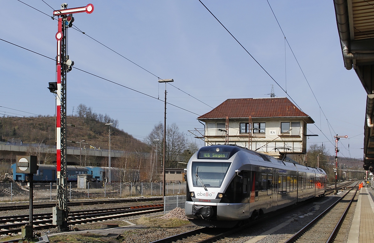 Wegen des laufenden Insolvenzverfahrens endeten am 31.01.2022 die Verkehrsverträge zwischen der  Abellio Rail GmbH, die sich im Eigentum der Niederländischen Staatsbahn befindet, und den SPNV-Trägern in NRW. Die bisherigen Abellio-Verträge gingen an DB Regio GmbH, National Express und VIAS. Zu den von Abellio betriebenen Linien gehörte auch der RE 16 von Essen über Hagen nach Siegen. Fast 8 Jahre zuvor, am 28.03.2014, fährt der ET 23008 in Kreuztal ein.