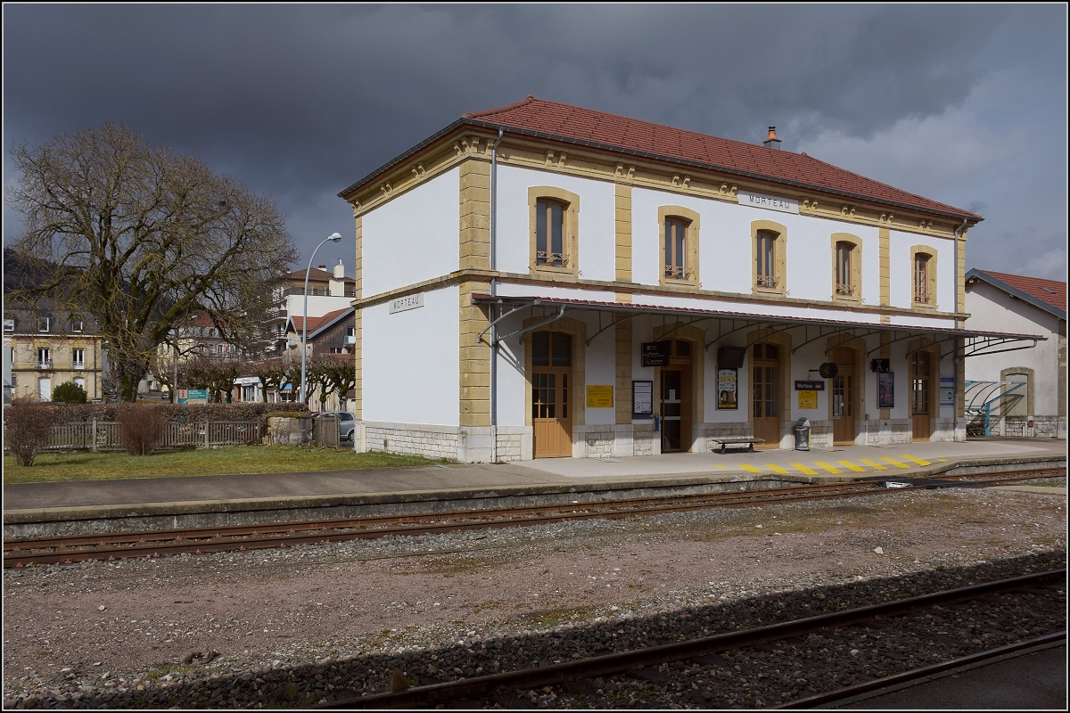 Weil er schmuck ist, noch ein Stimmungsbild mit dem Empfangsgebäude von Morteau. April 2018.