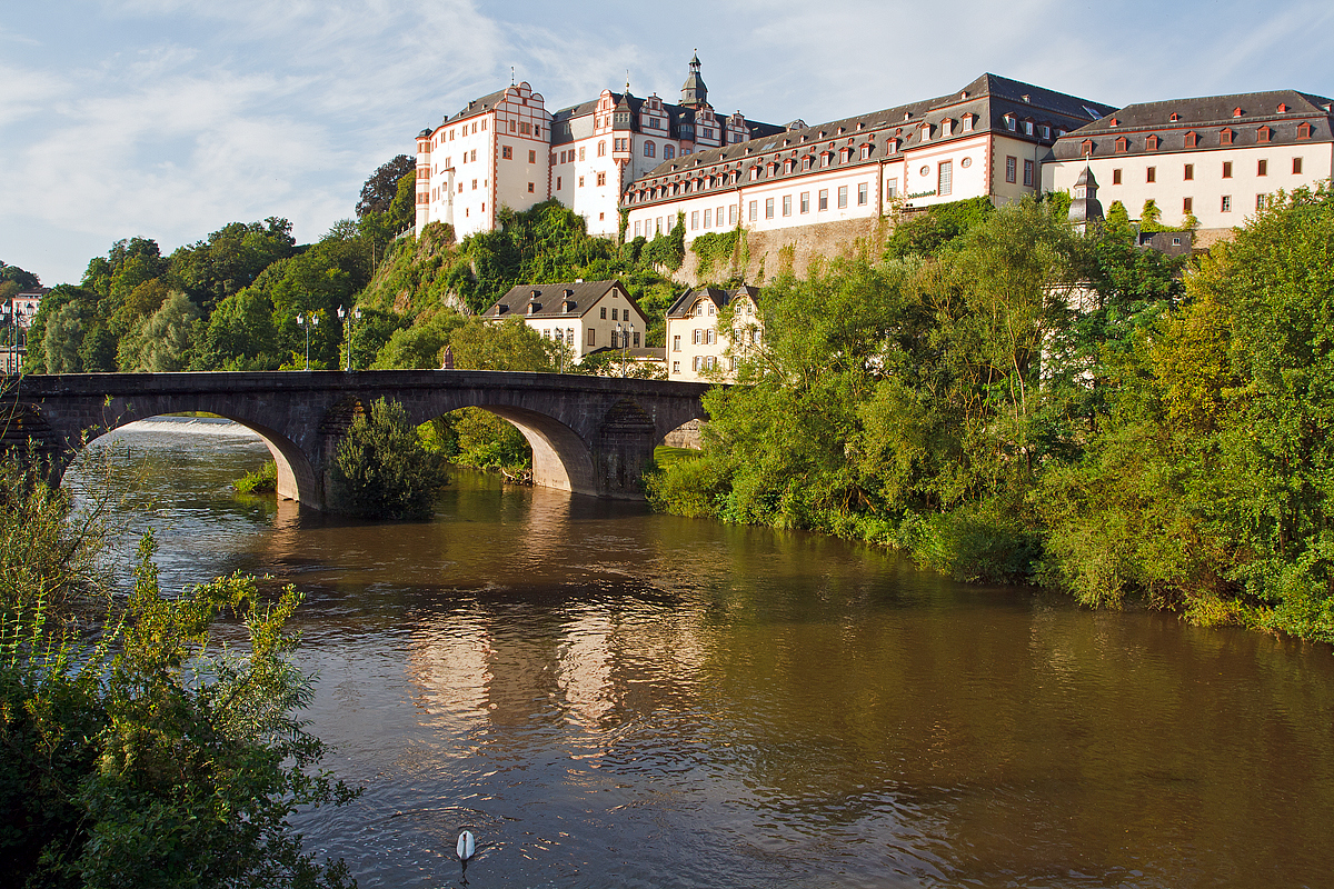 
Weilburg am 11.08.2014, Blick über die Lahn mit der Steinerne Brücke auf das mächtige Schloss. 

Die Stadt Weilburg war jahrhundertelang Residenz eines dem Haus Nassau entstammenden Adelsgeschlechts, aus dem das heutige großherzogliche Haus von Luxemburg hervorgeht. Die Regenten von Nassau-Weilburg errichteten dort das heute stadtbildprägende Schloss mit angegliederter Parkanlage. In der Fürstengruft der Schlosskirche befindet sich die Grablege einiger Angehöriger des Herrscherhauses. Weilburg ist Namensbestandteil des Staatsoberhaupts von Luxemburg, Großherzog Henri von Nassau-Weilburg.
