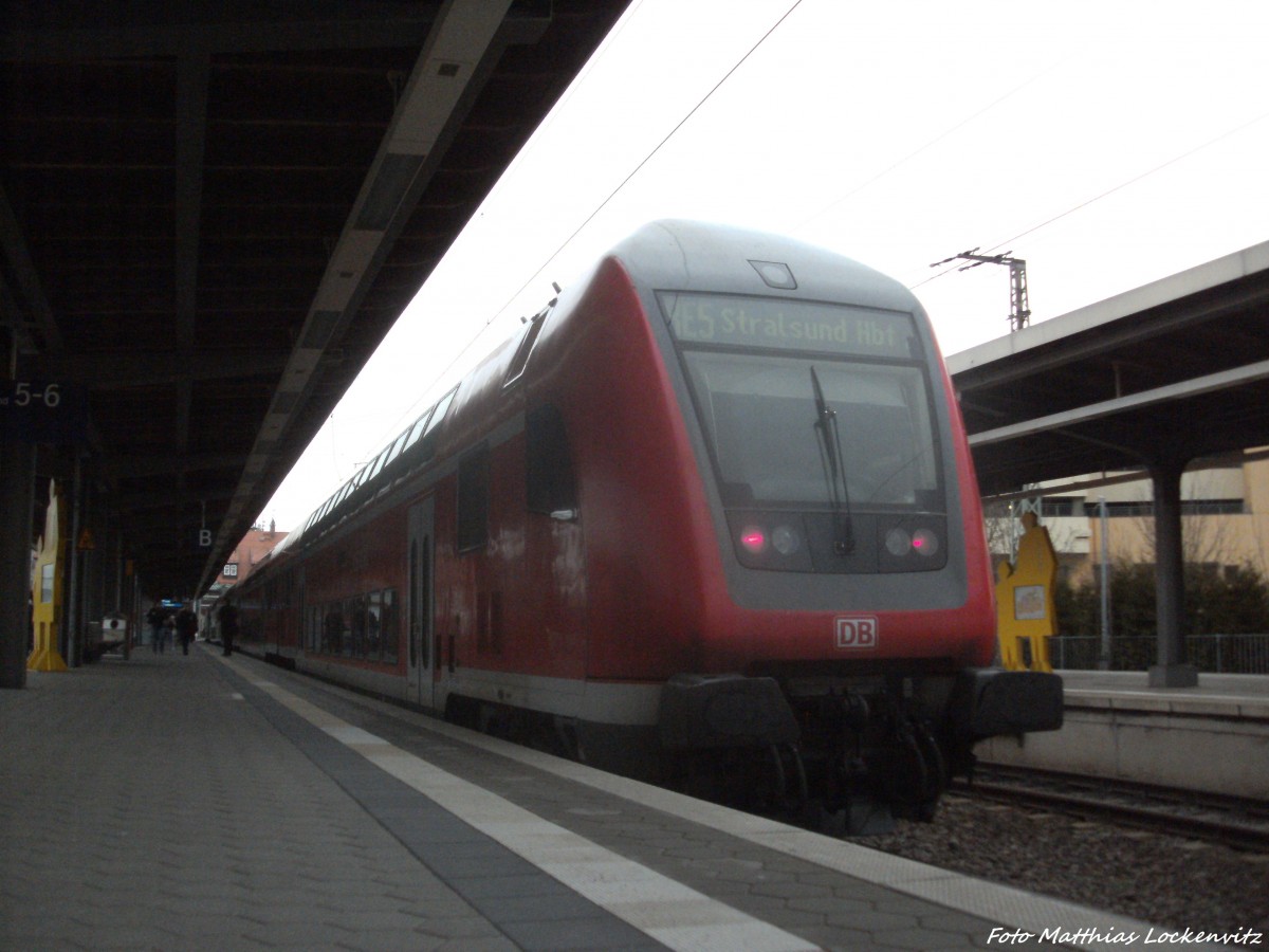Wenige Minuten ging es f�r 112 115 mit Steuerwagen voraus als RE5 mit ziel Falkenberg (Elster) / noch steht der Zug im bahnhof Stralsund Hbf am 6.1.14