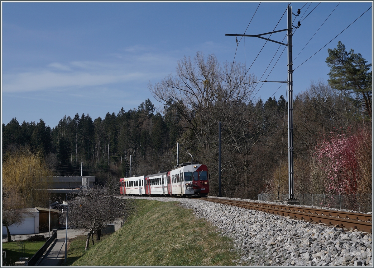 Wenige Wochen vor der Umstellung auf Normalspur ist ein TPF Schmalspurzug von Bulle nach Broc bei Broc Village unterwegs. 

2. März 2021