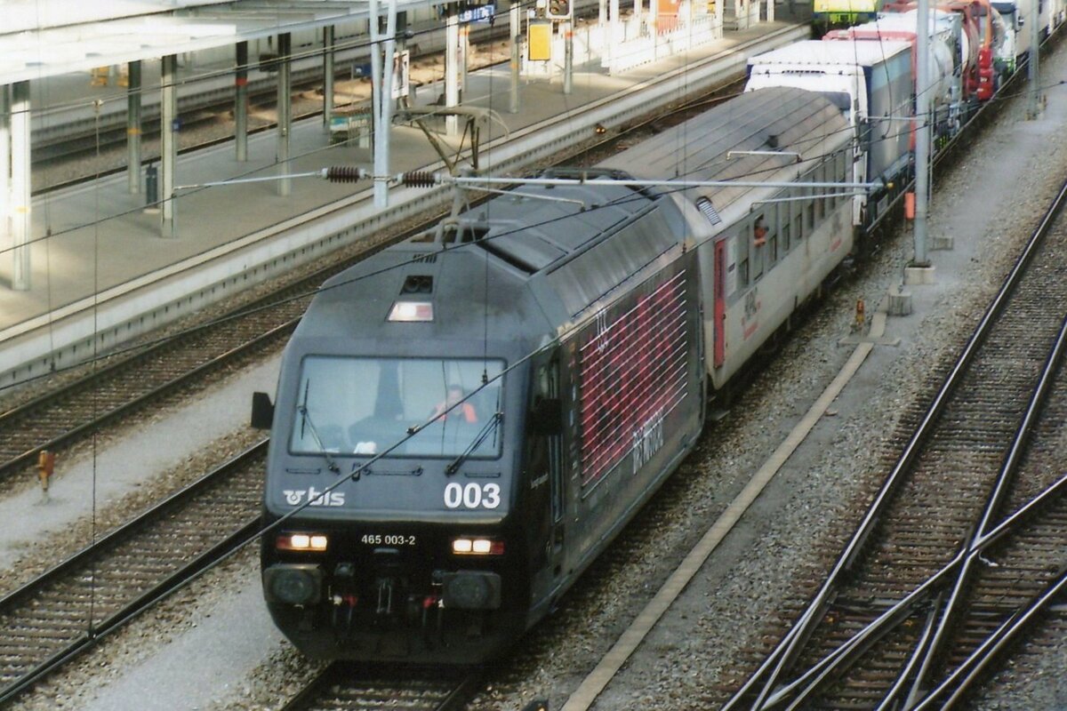 Weniger 'Miserable' ist BLS 465 003 vom Vogelblick in Spiez am dann noch sonnigen 13 Mai 2010.