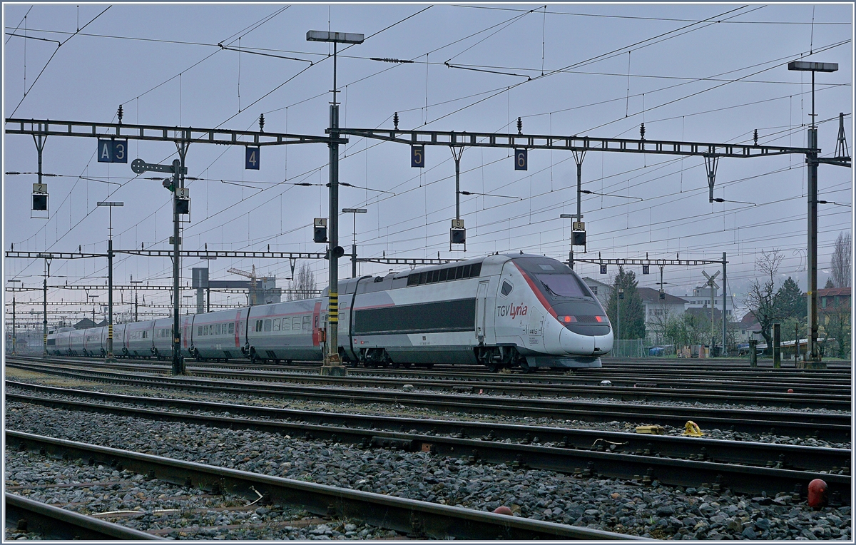 Wenn ein Reisezug einem Güterbahnhof, bzw. Rangierbahnhof planmässig einen Besuch abstattet ist dies schon was besonders, Unterstrichen wird die Besonderheit, zudem dadurch, dass es sich beim Reisezug um einen TGV handelt und der Rangierbahnhof noch mit den aller letzten im SBB Planeinsatz befindlichen Formsignalen ausgestattet ist. 
Aus diesem Grund zeige ich ausnahmsweise mehrere Bilder vom selben Motiv, damit die einzigartige Szenerie von verschieden Standpunkten aus eingehend betrachtet werden kann. 

Der TGV 4415 Lyria wartet im Rangierbahnhof von Biel auf seine nächsten Einsatz

5. April 2019