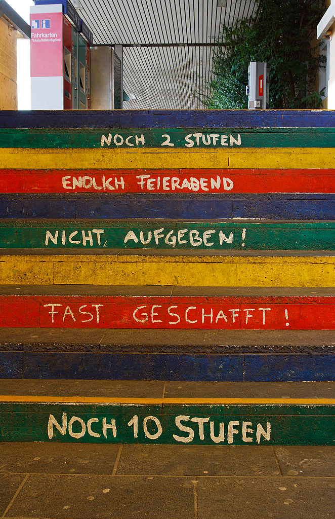 
Wenn einem so langsam die Beine wehtun muntert es auf....
Treppe der Bahnsteigunterführung im Bahnhof Niedernhausen (Taunus).
Man muss es von unten nach oben lesen.
