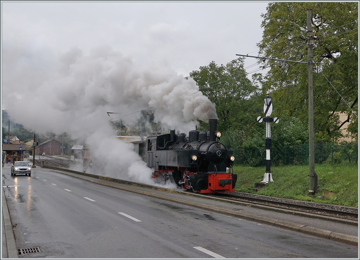 Wenn es kühl ist, zeigt die Dampflok erst so recht ihre schöne Dampf- und Rauchwolken... Die Blonay-Chamby G 2x 2/2 105 verlässt Blonay in Richhtung Chamby.

26. Sept. 2020