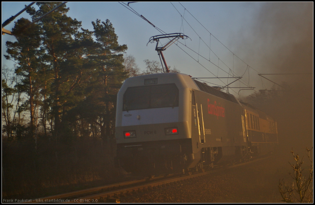 Wenn es qualmt, dann richtig. Die 03 1010, welche den DPE 25045 am 08.03.2014 von Berlin Sdkreuz nach Braunschweig zieht, nebelte in der Genshagener Heide den kompletten Zug ein