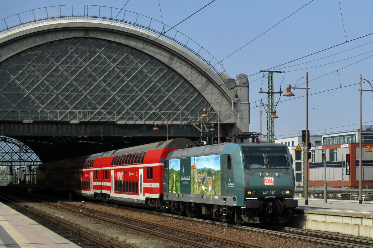 Werbe-TRAXX 146 010 verl�sst Dresden Hbf am 9 April 2017.