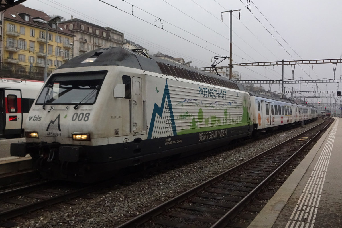 Werbezug: BLS 465 008 trefft mit der Kambly-Garnitur EW-III am 1 Jänner 2020 in Neuchatel ein.
