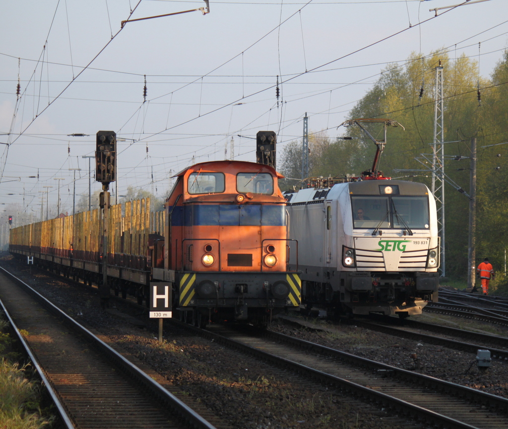 Werklok 1 vom Rostocker Fracht und Fischereihafen traf am Morgen des 02.05.2015 im Bahnhof Rostock-Bramow auf die SETG-Vectron 193 831-5