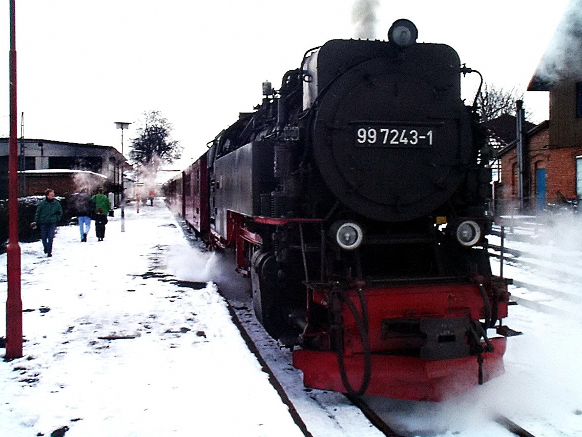 Wernigerode am 08. Februar 1999, zur Abfahrt in Richtung Brocken steht 99 7243-1 bereit. 