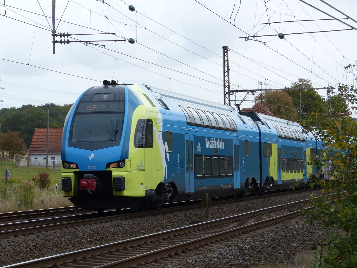 Westfalenbahn Stadler Kiss Triebzug ET 610, WFB 445 010 ( 94 80 0445 010-2 D-WFB ) Baujahr 2015. Velpe 28-09-2018.

Westfalenbahn Stadler Kiss treinstel ET 610, WFB 445 010 ( 94 80 0445 010-2 D-WFB ) bouwjaar 2015. Velpe 28-09-2018.