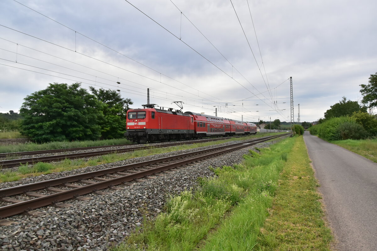 WFL 112 141 mit Dostock-Ersatzzug als RE80 nach W�rzburg Hbf  beim Verlassen von  Winterhausen. 14.7.2024