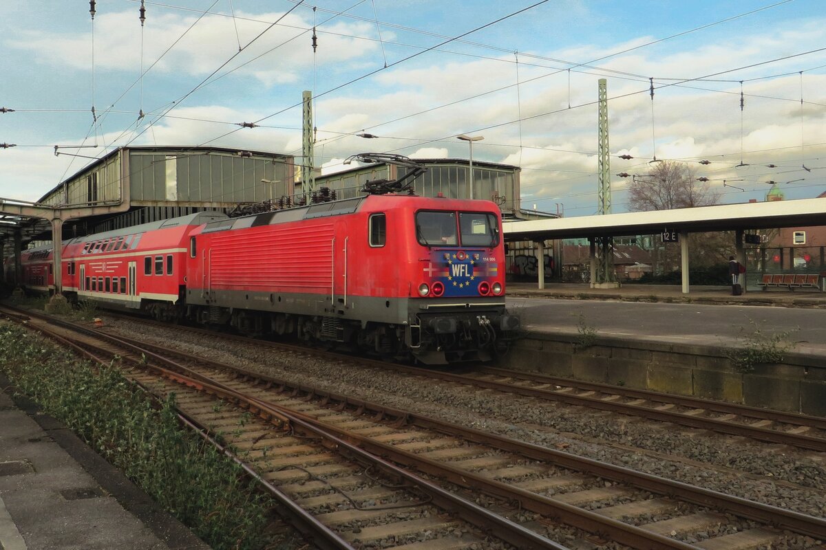 WFL 114 006 schiebt am 14 Februari 2022 drr 1. von drei Ersatzz�ge in Duisburg Hbf ein. Dieses gastspiel von WFL dauert n�r noch bis den 18.Februari 2022.
