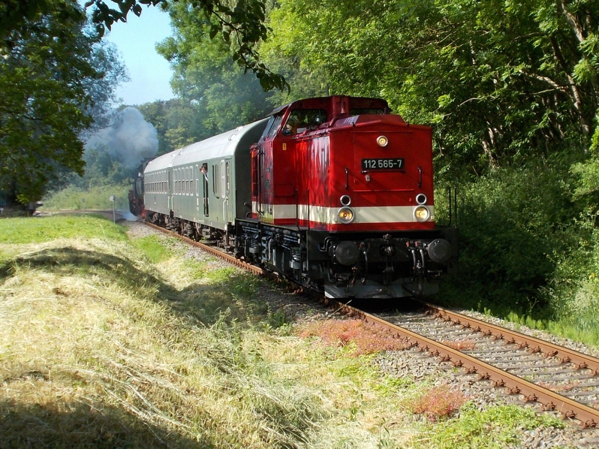 Wie in alten Tagen fuhr zwischen Bergen/Rügen und Lauterbach Mole wieder eine V100.Am 15.Juni 2014 verließ die PRESS 112 565 mit der 52 8079,am Schluß,Putbus.