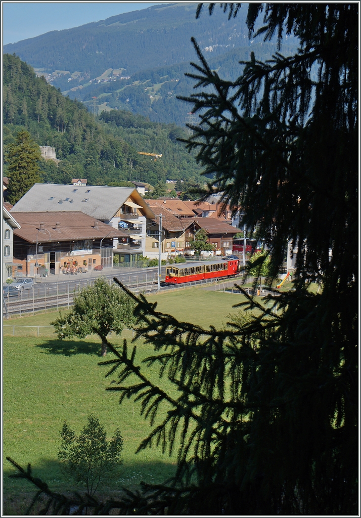 Wie bei Bergbahnen so üblich verkehren bei starkem Andronagn an Fahrgästen statt einem gleich mehrere Züge, so dass der SPB 647 kurz nach der Abfahrt in Wilderswil gleich in drei Versionen fotografiert werden konnte. 12. Juli 201