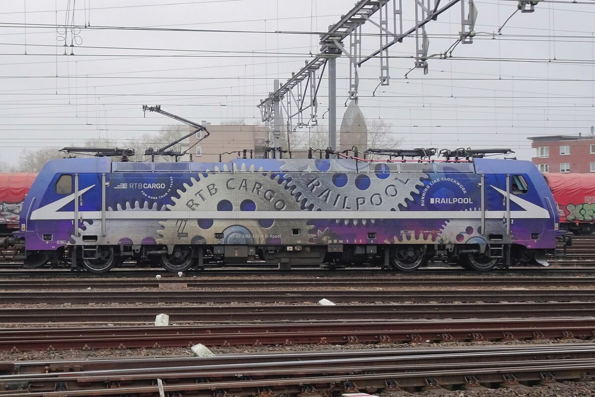 Wie ein Uhrwerk steht RTB 186 423  Running like Clockwork  am 17 Dezember 2021 in Venlo. Anlass f�r dieser Werbung ist die 10 Jahriger Zusammenarbeit zwischen Railpool und RTB Cargo.