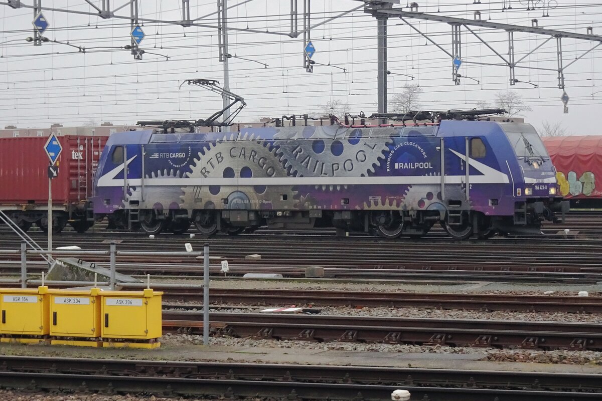 Wie ein Uhrwerk steht RTB 186 423  Running like Clockwork  am 17 Dezember 2021 in Venlo. Anlass f�r dieser Werbung ist die 10 Jahriger Zusammenarbeit zwischen Railpool und RTB Cargo