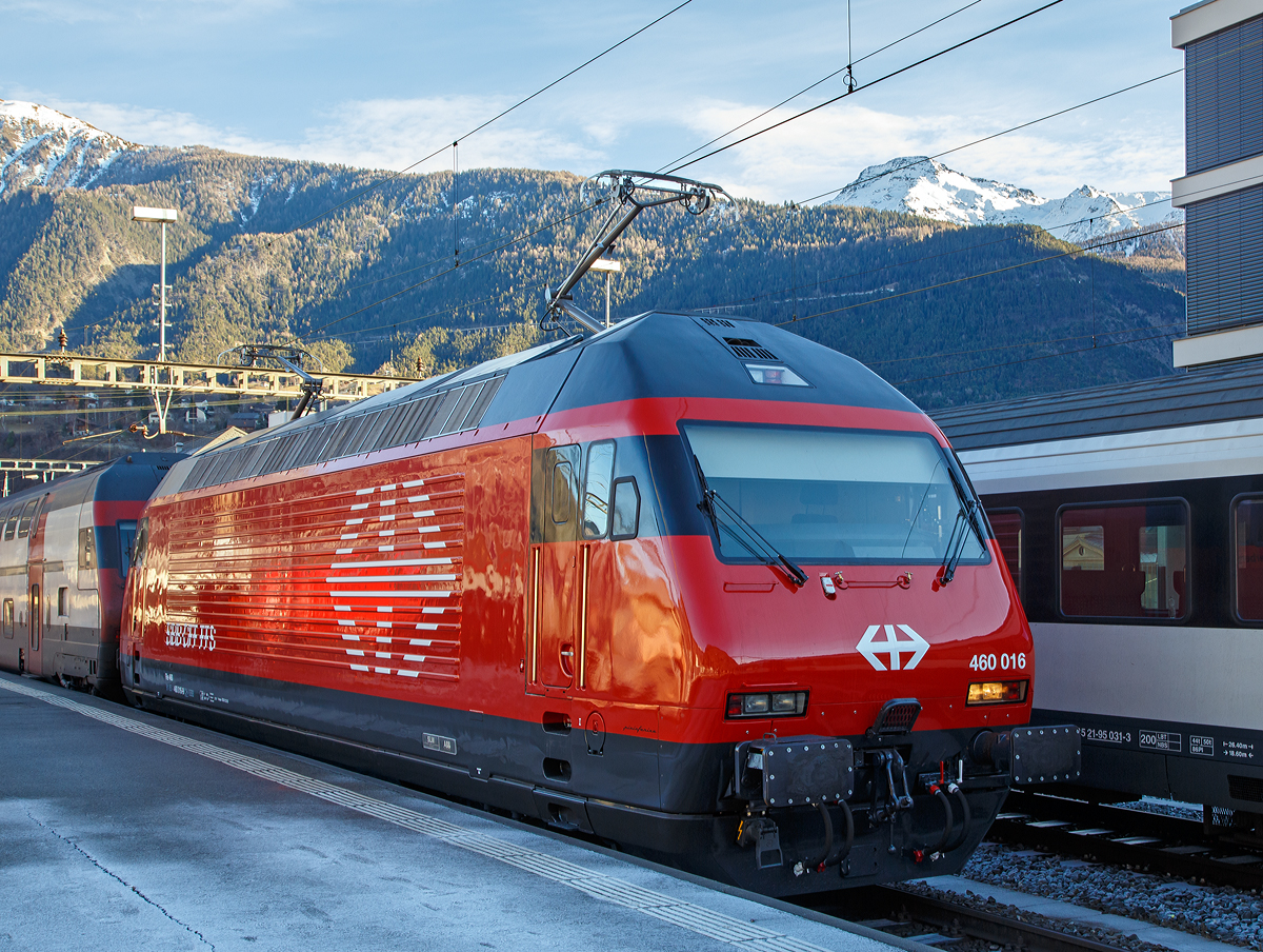 
Wie frisch aus dem Werk....
Die SBB Re 460 016  Rohrdorferberg Reusstal  (91 85 4460 016-9 CH-SBB) als Schublok von dem im Sandwich gefahrenem IC 816 (Romanshorn - Zürich HB - Bern - Thun - Spiez – Brig) am 27.12.2015 im Bahnhof Brig. 

Die Lok wurde 1992 von SLM (Schweizerische Lokomotiv- und Maschinenfabrik) in Winterthur unter der Fabriknummer 5477 gebaut und an die SBB geliefert, der elektrische Teil ist von ABB. Im Dezember 2015 erfolgte eine vollständige Modernisierung im SBB Industriewerk Yverdon-les-Bains (früher SBB Hauptwerkstätte).