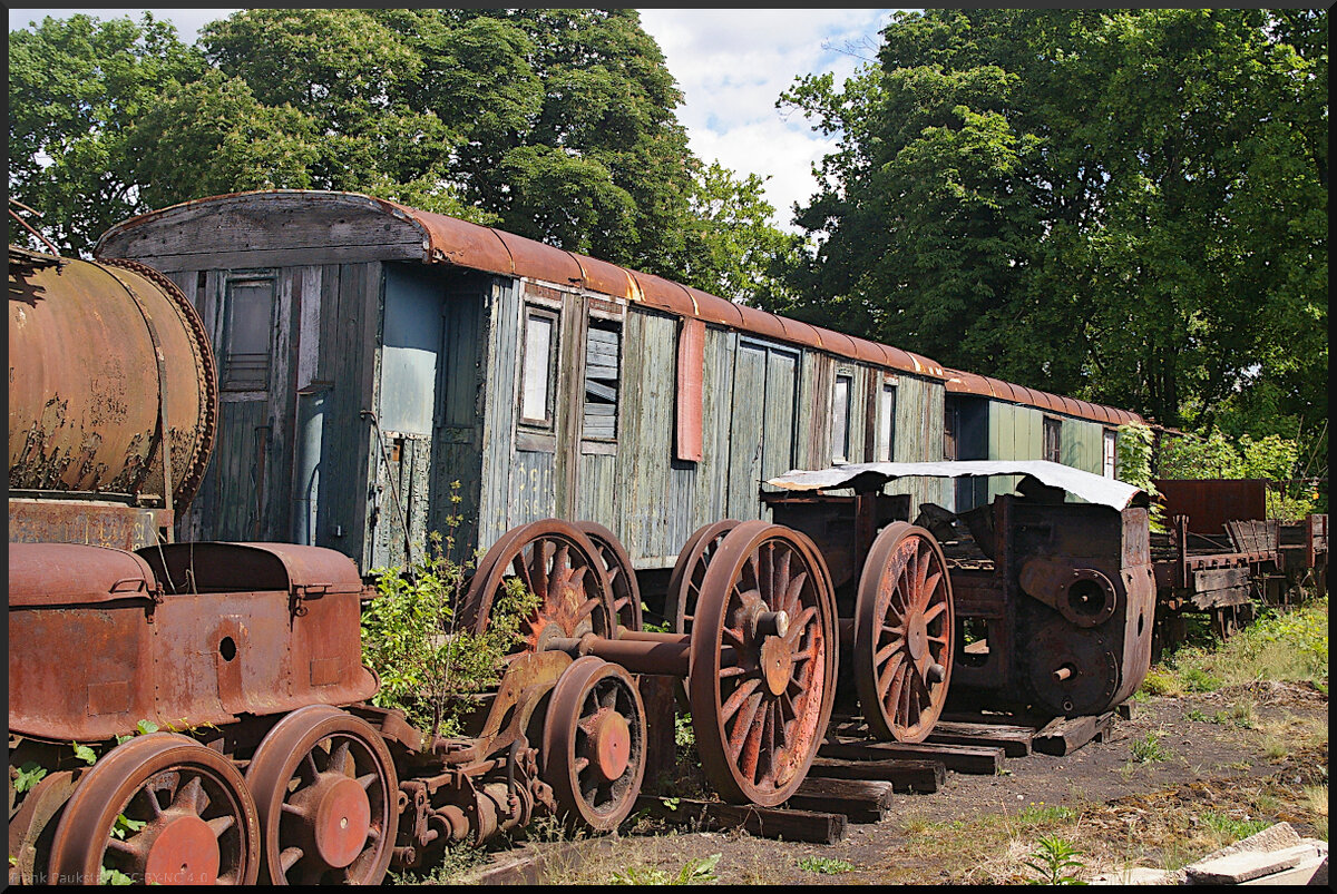 Wie in jedem Eisenbahnmuseum findet sich auch in Jaroměř eine Ecke mit Ersatzteilen. Hier sind es Treibachsen, Zylinderbehälter und Drehgestelle. Dahinter etwas abgesackt zwei umgebaute Personenwagen die im Bahndienst eingesetzt wurden.

Eisenbahnmuseum Jaroměř, 21.05.2022
