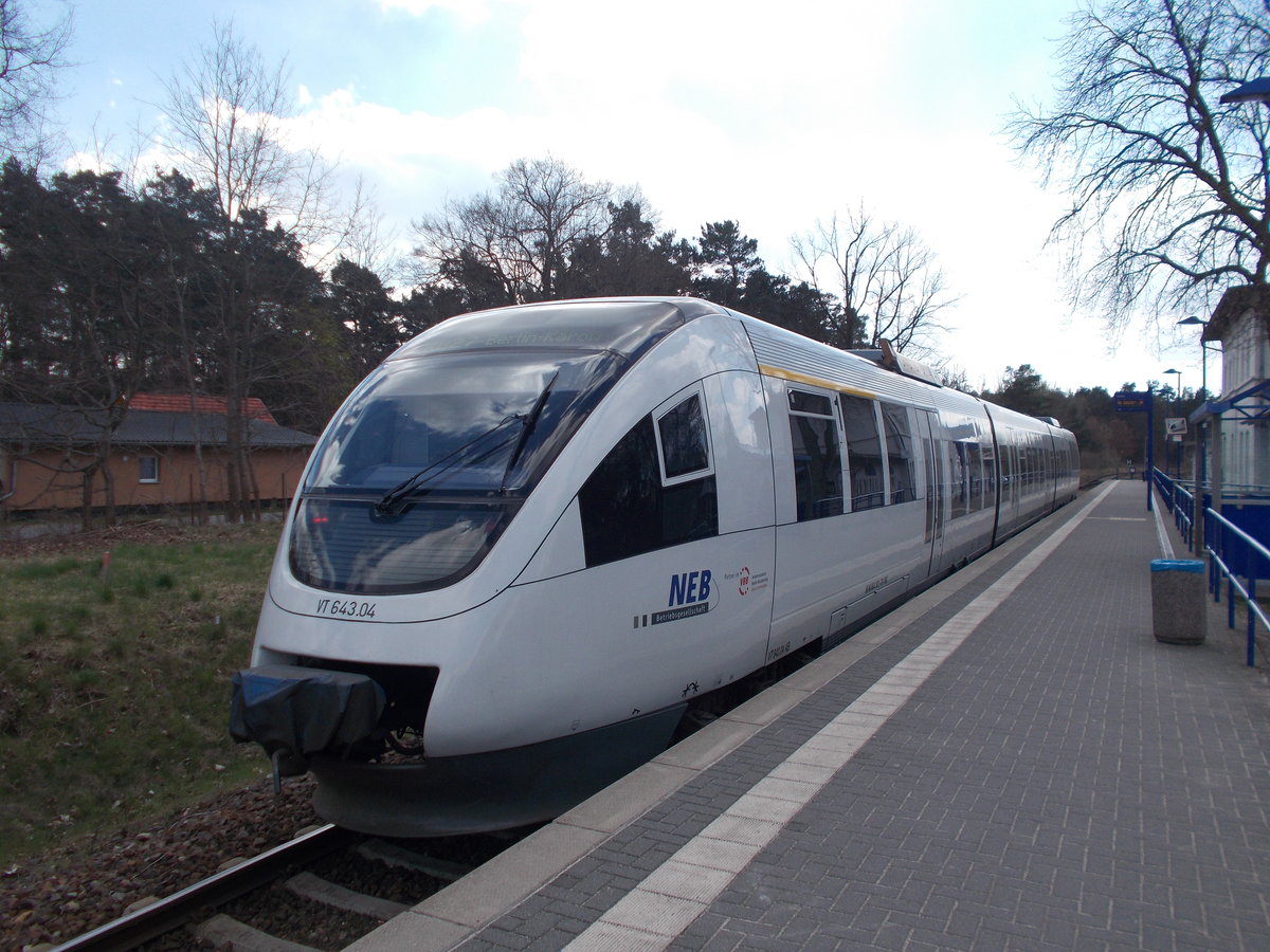 Wieder verschlug es mich zur Heidekrautbahn.Diesmal nicht am Wochenende sondern Freitag den 08.April 2016 war ich in Wandlitz und erwischte dort den NEB VT643.04.