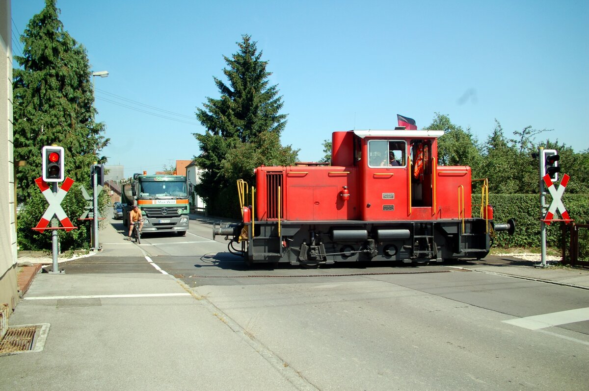 Wieland Werkslok von Gmeinder & Co beim Bahn�bergang in V�hringen am 11.07.2006 zu Zeiten der Fu�ball WM 2006.