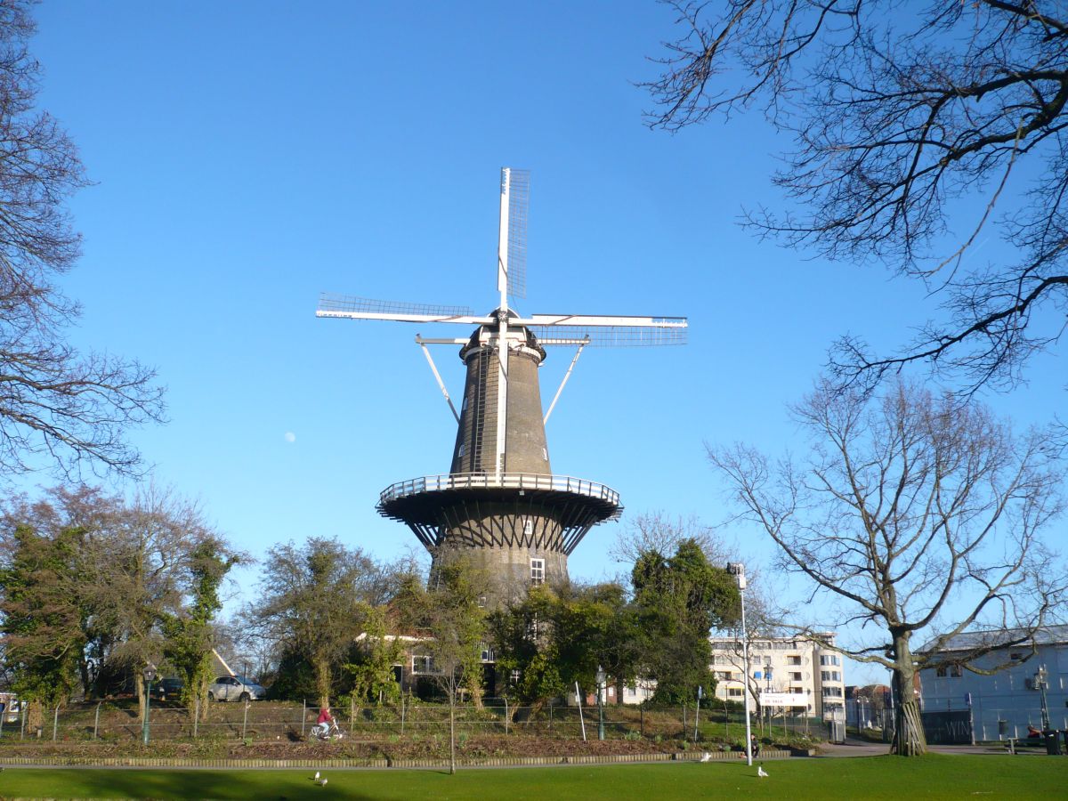 Windmhle De Valk (der Falke) Baujahr 1785. Leiden 09-03-2017.

Molen  De Valk  gezien vanaf de Rijnsburgersingel, Leiden 09-03-2017.