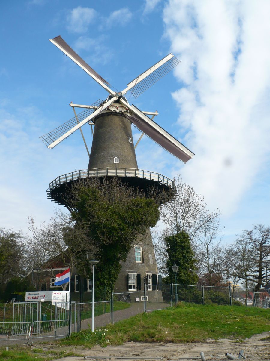 Windmhle De Valk (der Falke) Baujahr 1785. Leiden 09-03-2017.

Molen  De Valk  gezien vanaf de Rijnsburgersingel, Leiden 09-03-2017