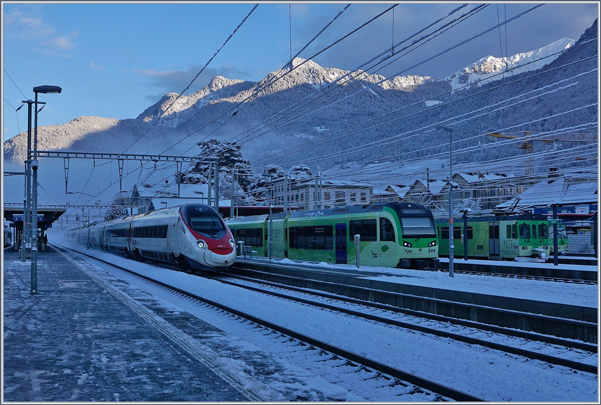 Winter in Aigle mit dem SBB ETR 610 bzw. RABe 503 und einem AOMC Regionalzug. 

29. Jan. 2019