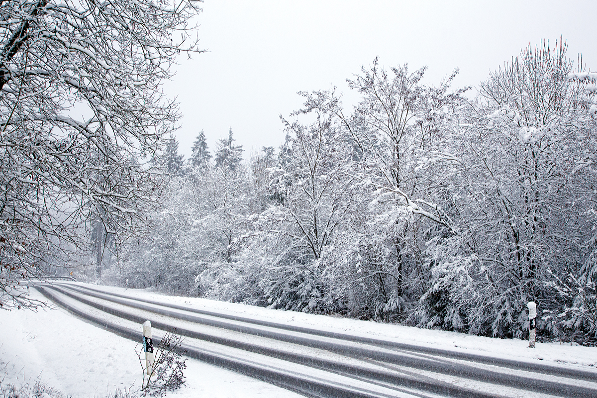
Winter....
Auch wenn im Hellertal der Schnee nicht liegen bleibt, so muss man nur etwas höher fahren. Hier an der Straße von Herdorf nach Daaden am 16.01.2016.