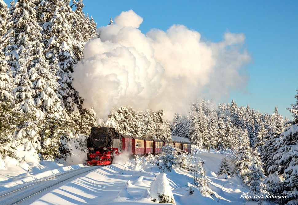 Winterliches Traumwetter im Harz... Der 18.1.2016 bescherte dem Harz ein absolutes Traumwetter. Inmitten der tief verschneiten Landschaft dampft 99 7247 gerade mit dem vorletzten Brockenzug zwischen Schierke und dem Bahnhof Goetheweg bergw�rts...
Bild des Monats Januar 2016