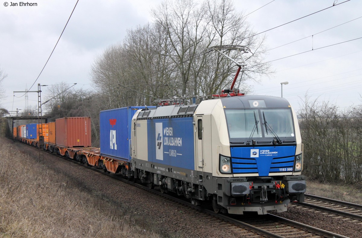 WLC 193 980 mit Containerzug in Ahlten am 05.03.15