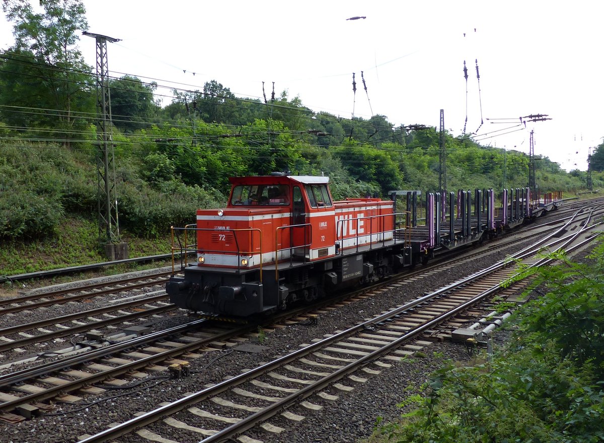 WLE (Westflische Landes-Eisenbahn GmbH) Diesellok 72  Beckum  Baujahr 1982. Abzweig Lotharstrasse, Aktienweg, Duisburg 13-07-2017.

WLE (Westflische Landes-Eisenbahn GmbH) dieselloc 72 met de naam  Beckum  en bouwjaar 1982. Abzweig Lotharstrasse, Aktienweg, Duisburg 13-07-2017.