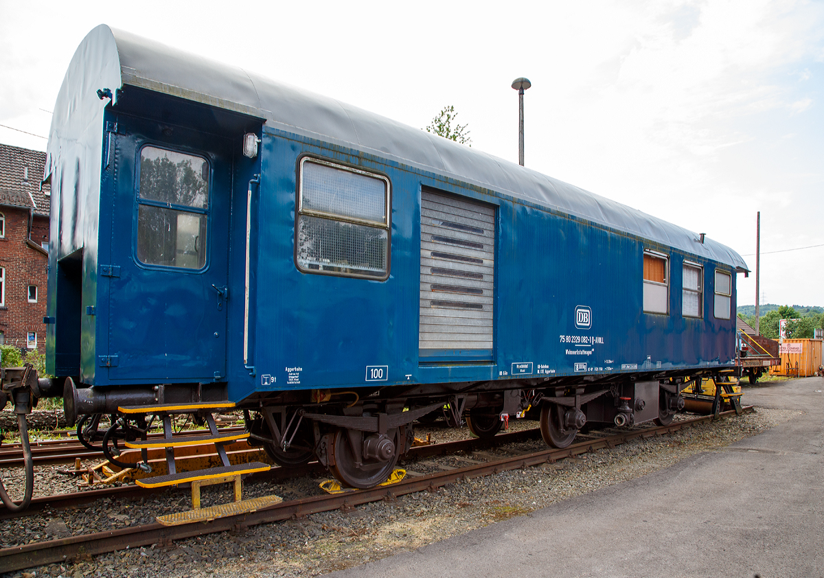 
Wohnwerkstattwagen 480 (Bauart 480) - 75 80 2329 082-1 D-AVOLL der Lokvermietung Aggerbahn Andreas Voll e.K. (Wiehl), am 28.05.2017 im Eisenbahnmuseum Dieringhausen. 

Entstanden ist dieser Wohn-Werkstattwagen BA 480 durch Umbau aus einem 3-achsigen DB-Umbau-Wagen der Bauart 3yg, welche 1954 bis 1960 aus alten Fahrgestellen von Reisezugwagen der Länderbahnen (Vorkriegswagen) und neuen Wagenkastenaufbauten entstanden sind.

Technische Daten
Länge über Puffer: 13.300 mm
Achsabstand 2 x 3.750 mm = 7.500 mm
Eigengewicht: 18.300kg
Höchstgeschwindigkeit: 100 km/h 