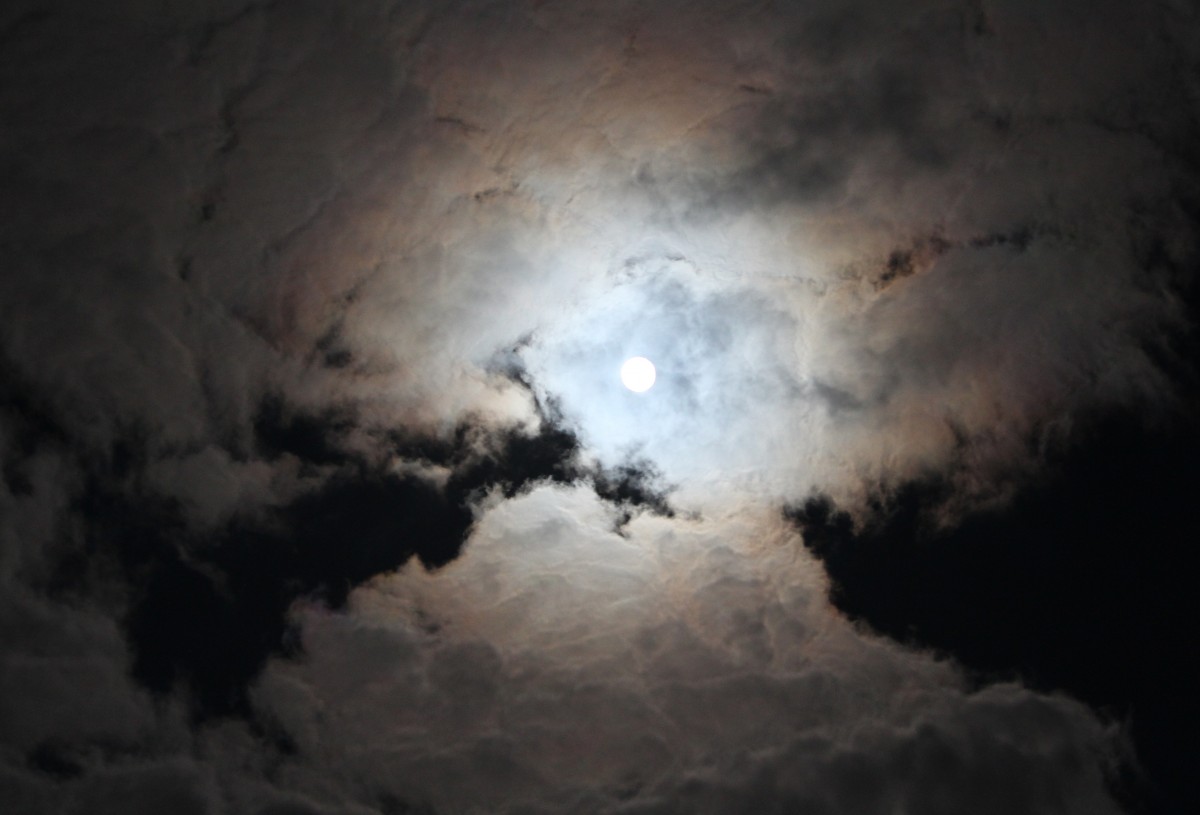 Wolkenstimmung bei Vollmond am 27. September 2015.