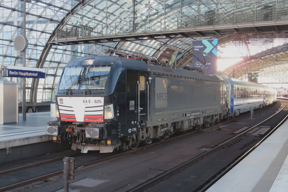 X4E-625 zieht ein PKPEC nach Warszawa-Wschodnia am 18 September 2022 in Berlin Hbf ein.