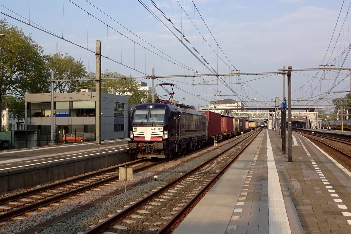 X4E-702 durchfahrt Dordrecht am 18 mai 2019.