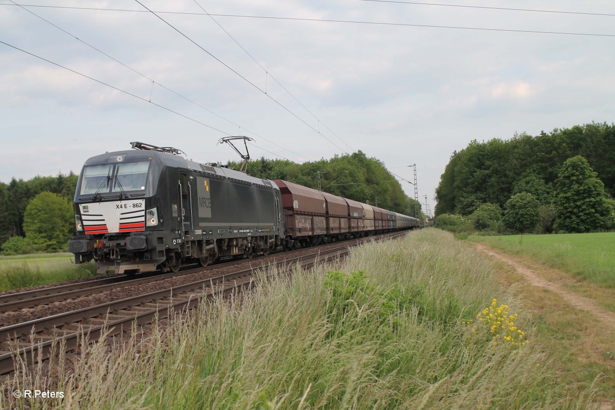 X4E 862 zieht den Kohlezug für die NIAG bei der Stromkreistrennstelle Bischofsheim. 22.05.15