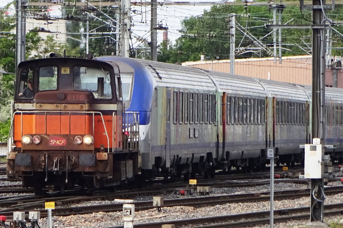 Y 8116 rangiert am 29 Mai 2019 in Strasbourg Gare Centrale. Y 8116 tragt noch die Originallackierung; die CoRail dagegen tragen schön den 3.Lackierung.