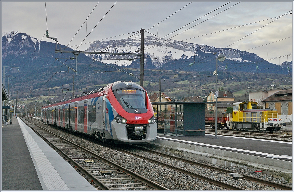 Z 31515 M (Coradia Polyvalent régional tricourant) ist als SL3 von Saint-Gervais-les-Bains-le-Fayet in La Roche sur Foron eingetroffen und wird nach Coppet weiterfahren. 

13. Feb. 2020