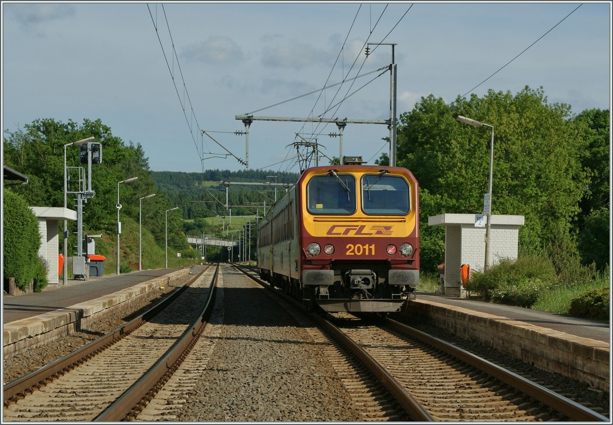  Z2  2011 in Wilerwilz. 
14. Juni 2013.
Die Aufnahme entstand auf dem Bahn�bergang, nachdem die Schranken f�r den Zug wieder offen warne.
