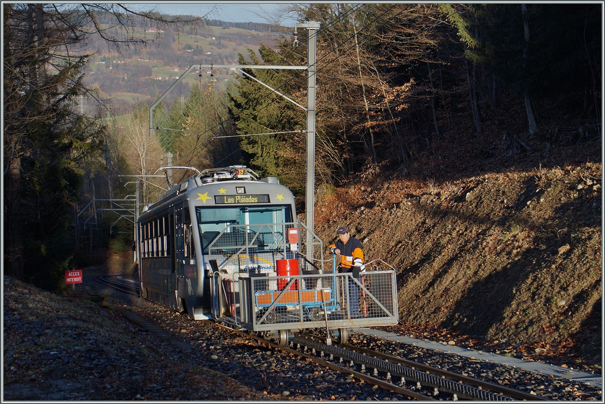 Zähneputzen auf der CEV: mit diesem Dienstzug werden die Zahnstangengleise geschmiert.
Bei Bois de Chexbres, den 23. DEz. 2015